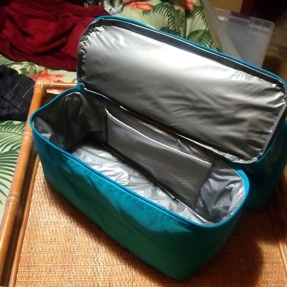 The perfect beach bag! Bag on top, cooler on bottom. ALL IN ONE! - Picture 3 of 5